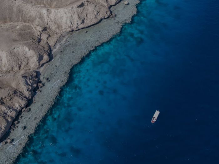 サウジアラビア北西部の紅海に位置する NEOM 地域内のオキサゴンのユニークな場所