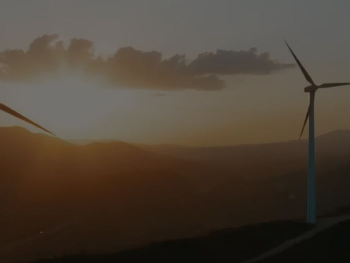 風力タービンの活用など、100% 再生可能エネルギーで製造業を運営する
