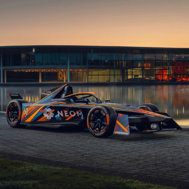 NEOM 迈凯轮电动方程式车队发布全球首个由人工智能设计的赛车涂装