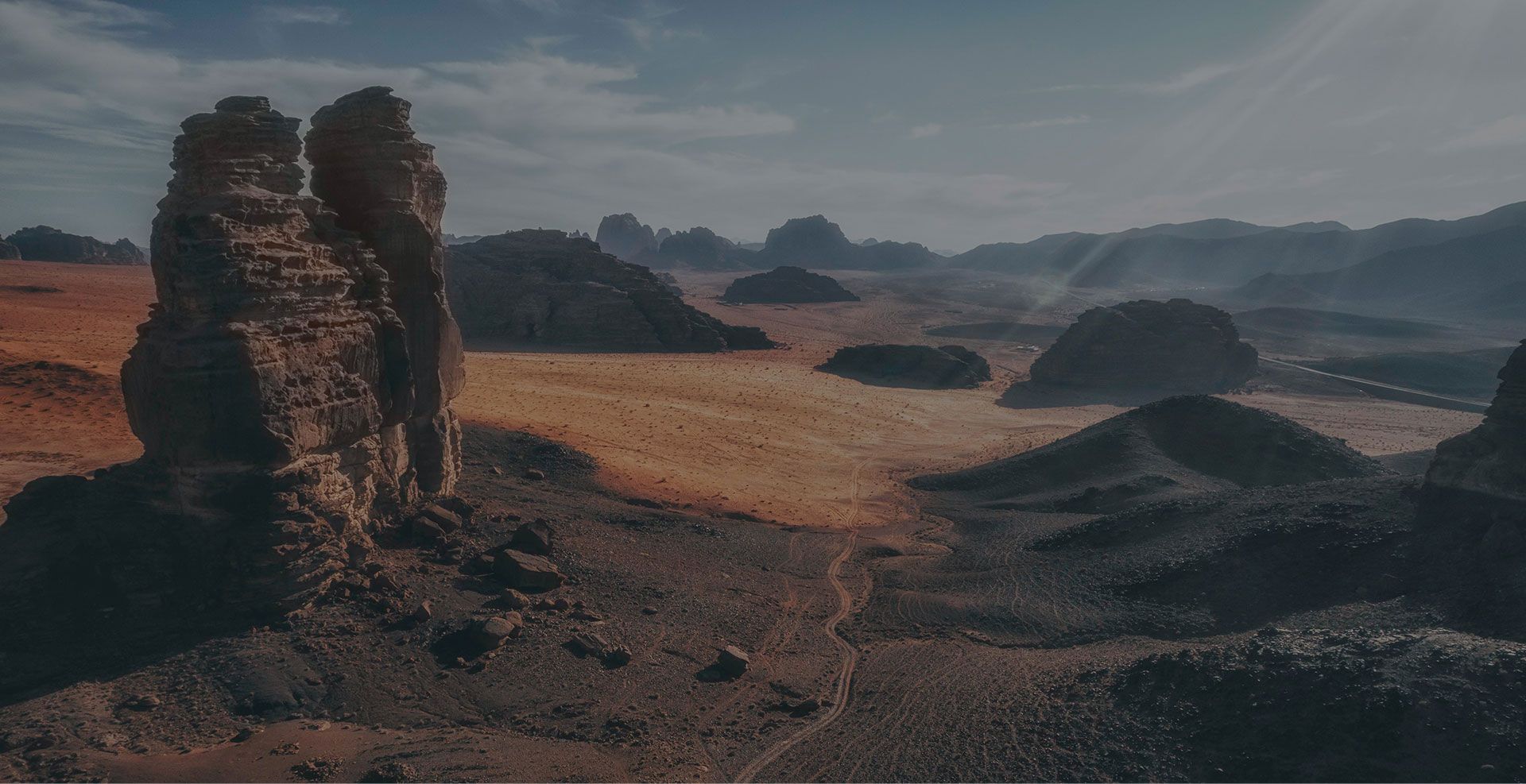 Vue panoramique du désert et du relief montagneux de NEOM