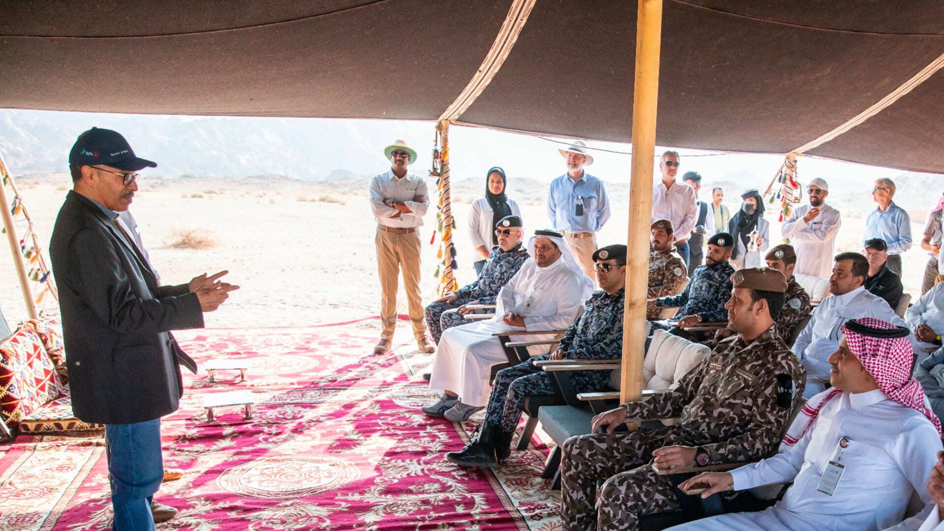 حشد من الناس خلال ندوة في محمية نيوم