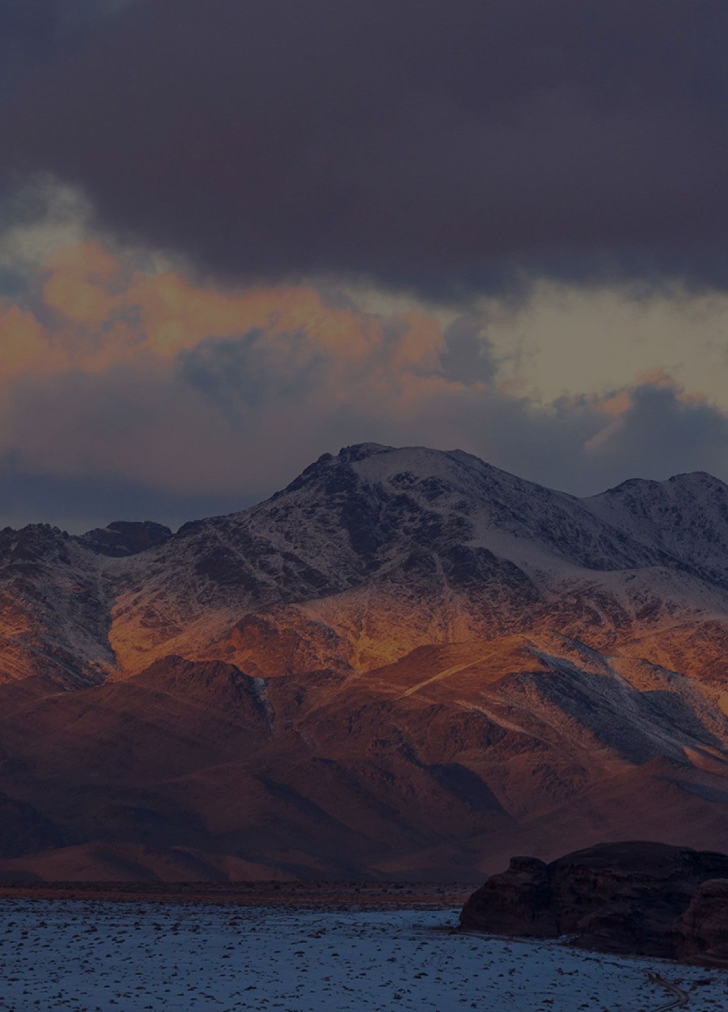 Sonnenlicht, das auf die schneebedeckten Berge von NEOM glänzt